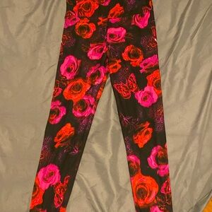 Leggings size S/M brand is No Boundries and color is black,red and pink.